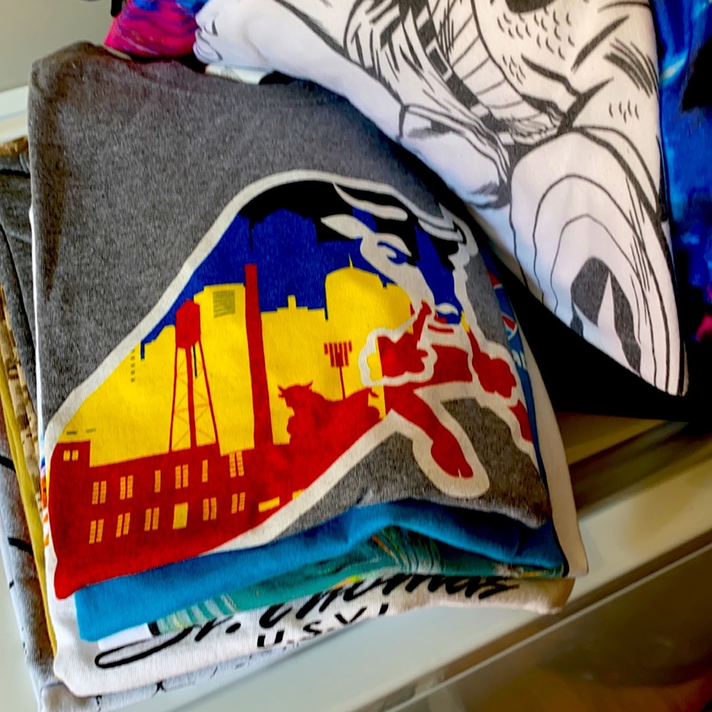 MYSTERY BOX: Graphic Tees - Picture 5 of 9